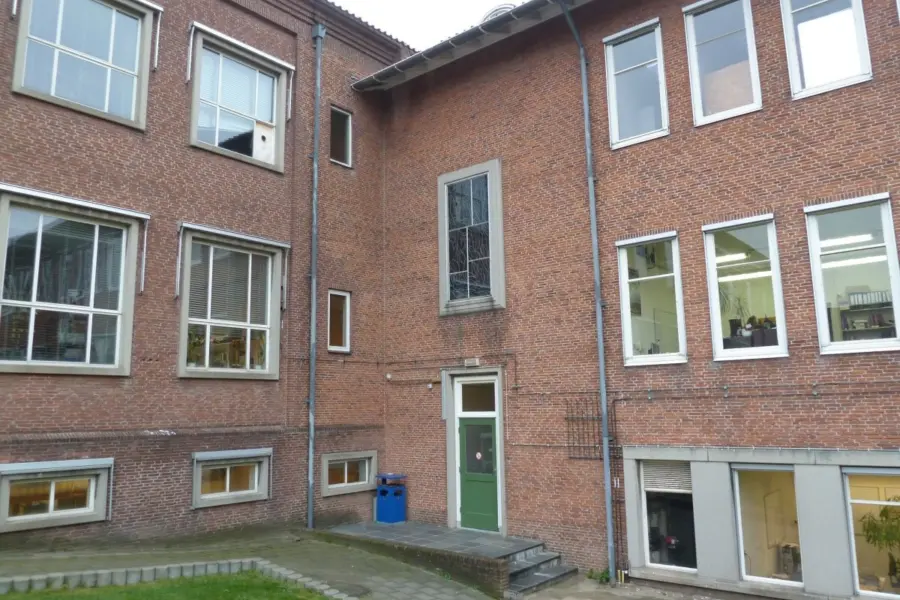 WA102 3 Glas in loodraam Figuur in Landschap Trappenhuis hoek binnenterrein Scheikunde Tuinlaan Marius de Leeuw jpg