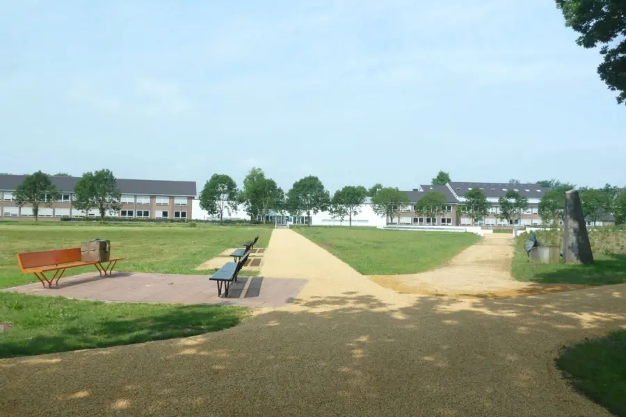 WA132 8 Gedachtebank Campus WUR west Stippeneng 2 Van der Spek JPG