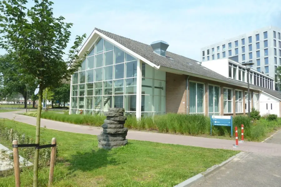 WA106 4 Steenplastiek Tectona Grandis Marinus Boezem Campus WUR west bij Futurum JPG