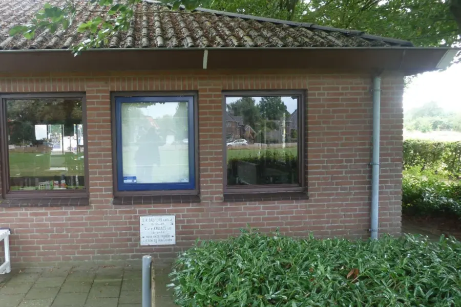 WA175 5 Gedenksteen in muur voormalige korfbalvereniging VADA jpg