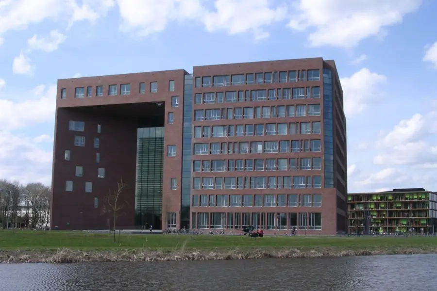 WA113 1 Een roos van staal Campus WUR midden Logister en Raemakers jpg