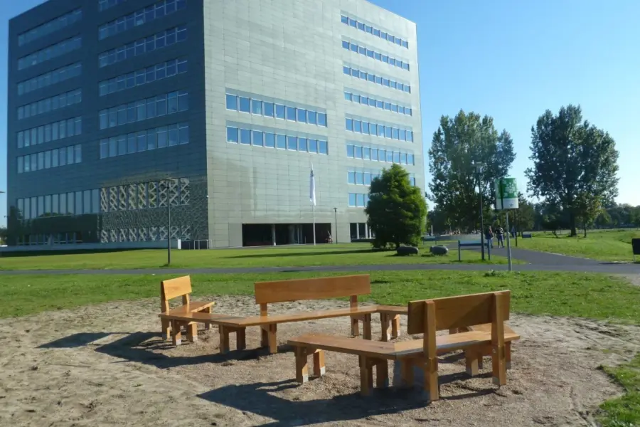 WA215 1 W Ugenoten bank WUR Campus midden Crum jpg