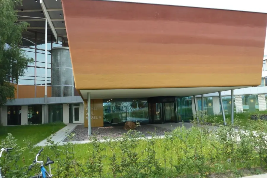 WA078 4 Bauxietklomp ISRIC locatie 2013 Campus jpg