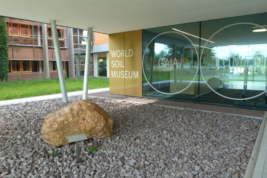 WA078 5 Bauxietklomp ISRIC locatie 2013 Campus jpg