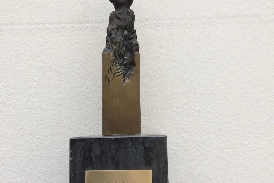 WA087 6 Brons Bevrijding 1945 1995 hal Stadhuis Markó Markov JPG