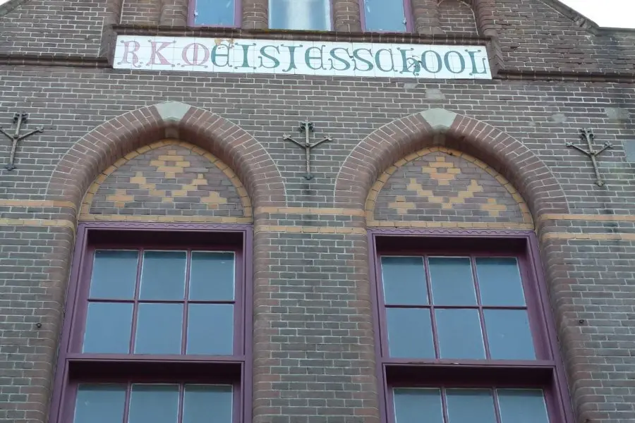 WA179 2 Reliëf RK meisjesschool Burgtstraat jpg