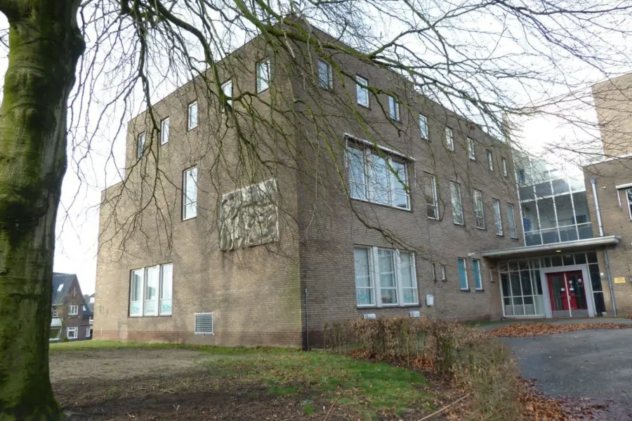 WA160 1 Gevelreliëf Ziekenzorg Barmhartige Samaritaan vh De Hucht Generaal Foulkesweg 13 Eijck jpg
