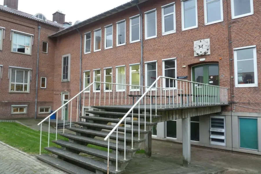 WA099 3 Gevelreliëf Porfyrine Scheikundegebouw binnenplein Dreijenlaan 4 6 Riemsdijk Rab jpg
