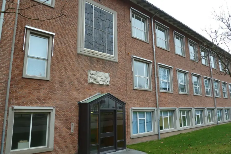 WA103 3 Gevelreliëf Mestkevers Dreijenlaan jpg