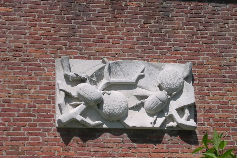 WA103 2 Gevelreliëf Mestkevers Dreijenlaan jpg