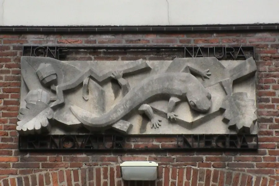 WA098 2 Gevelreliëf Vuursalamander Tuinlaan jpg