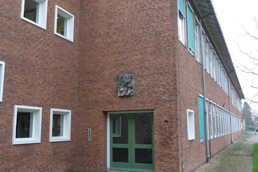 WA104 1 Gevelreliëf Bloem en Bij binnenterrein Scheikundegebouw Dreijenlaan 4 10 jpg