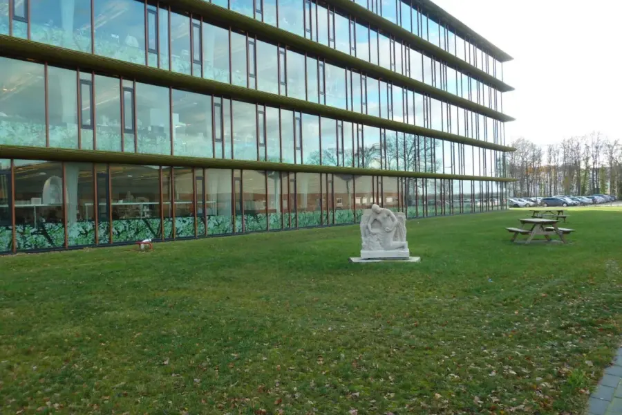 WA197 1 Gevelreliëf zt Knielende vrouw achter Radix Ooststeegzijde Locatie per najaar 2012 Onbekend jpg