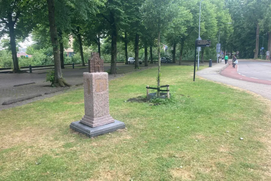 WA327 1 Synagoge met Joodse man Amiran Djanashvili Walstraat Plantsoen