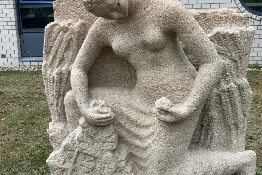 WA197 6 Gevelreliëf zt Knielende vrouw Radix Locatie per 2025 Fri Heil toegeschr