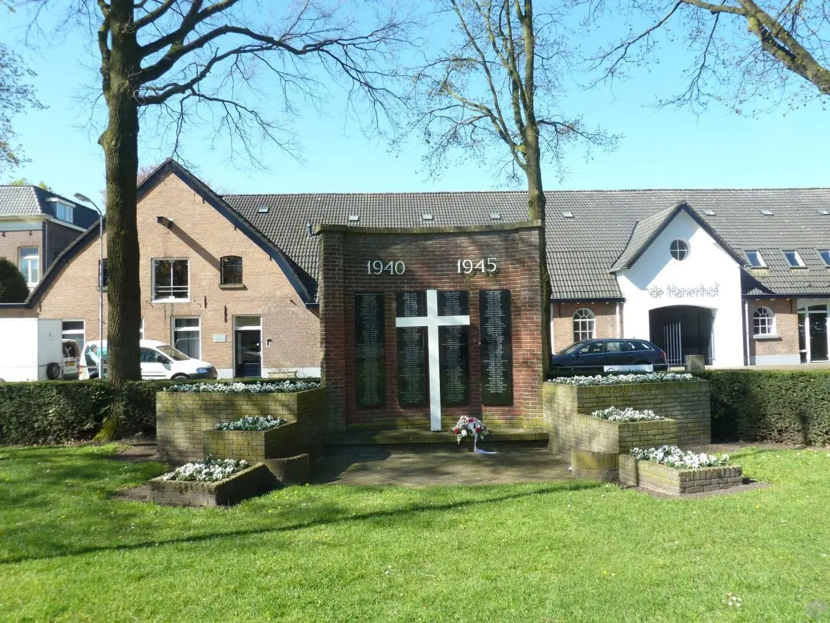 WA042 5 Monument WO II met naamplaten burgerslachtoffers Costerweg jpg
