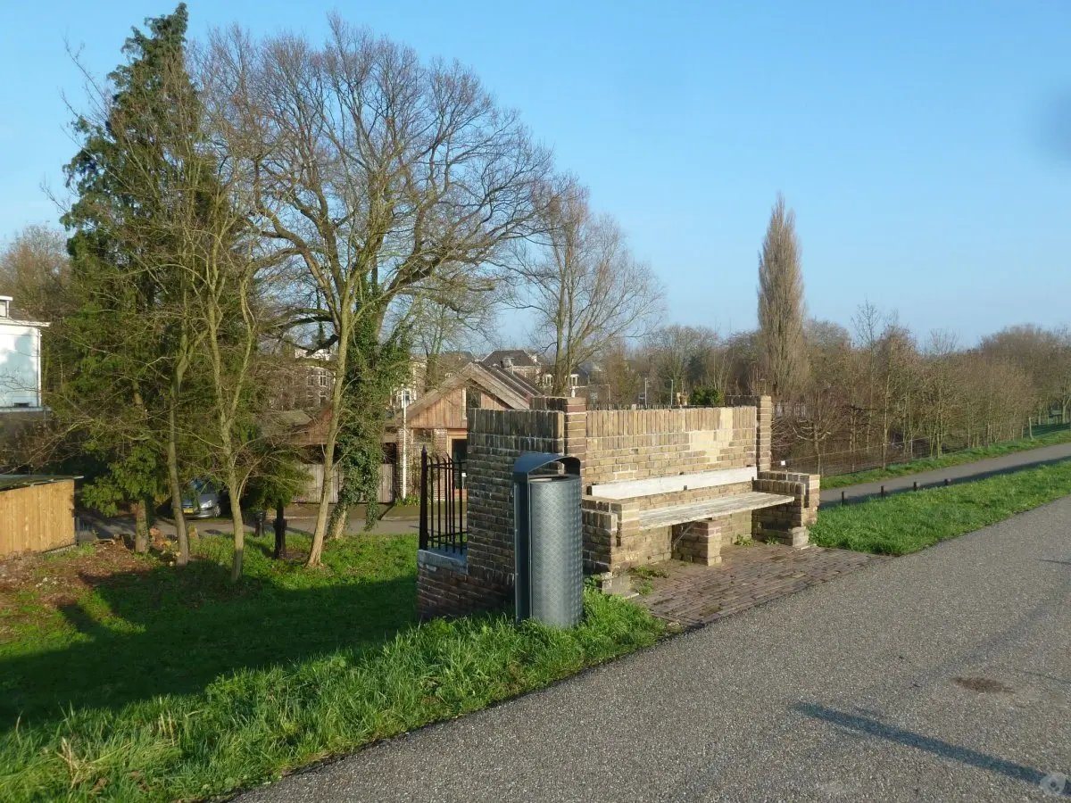 WA211 5 Zitbank bij Witte Sluis Grebbedijk Dijkstraat na restauratie 2015 JPG