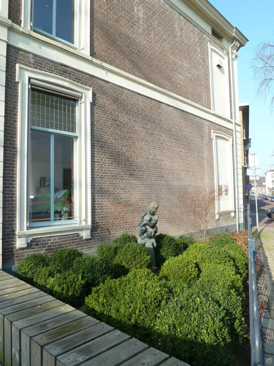 WA174 1 beeld moeder met kinderen Droomhuis Niemeijerstraat 35 Onbekend jpg