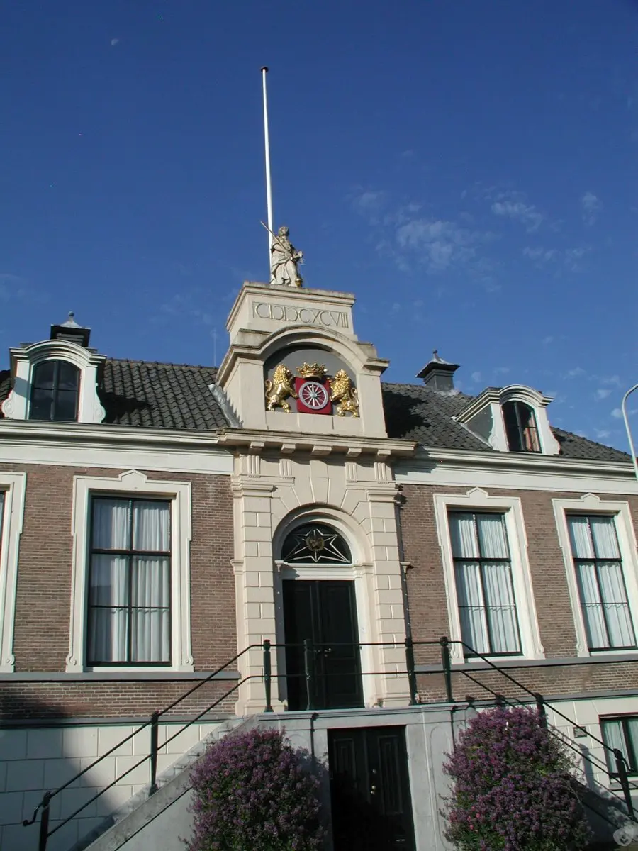 WA045 1 Stadswapen en VN embleem Stadhuis Markt 22 Torck jpg