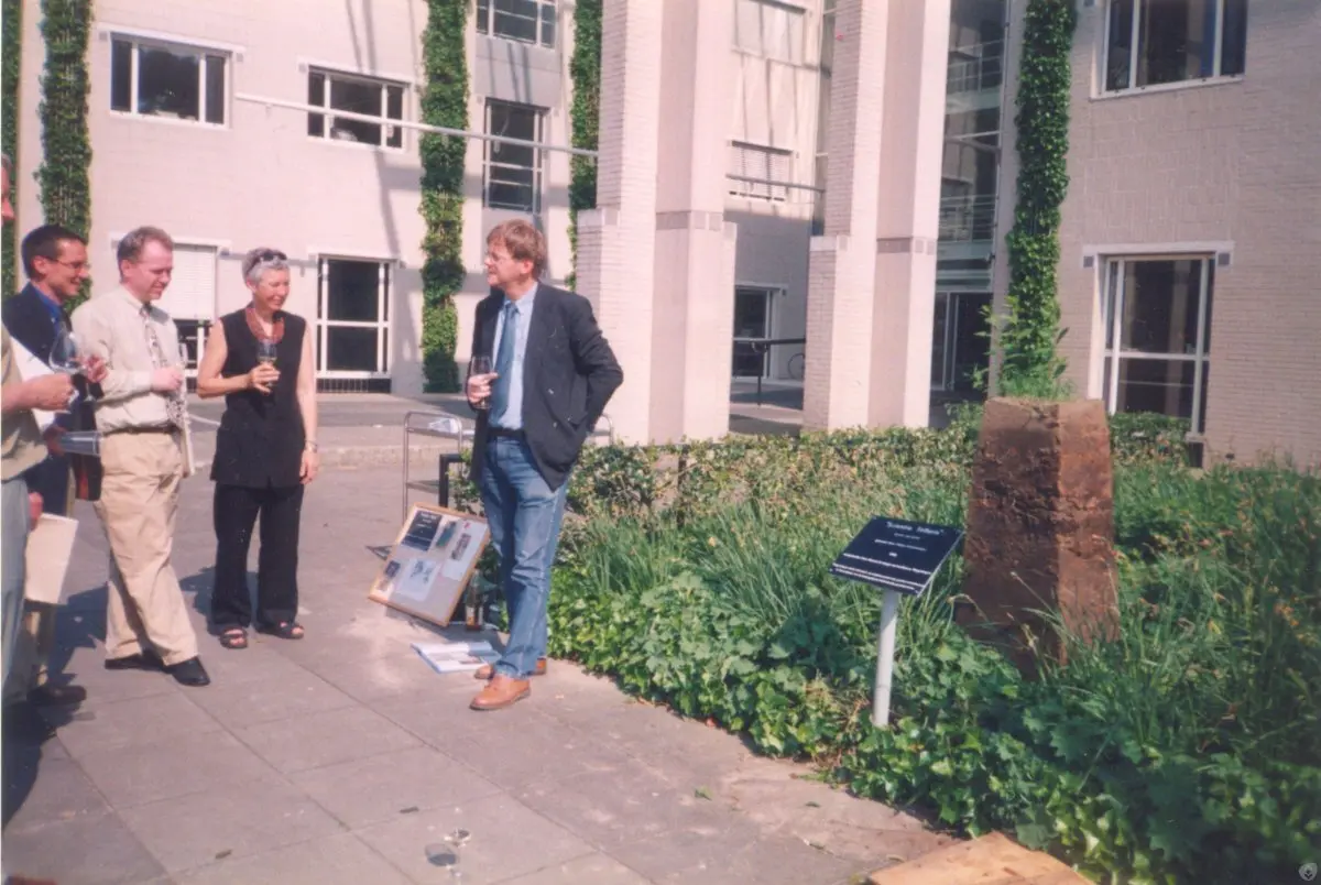 WA154 2 Scientia Telluris Tineke Schoenmaker Aanbieding van het zuiltje bij hoofdgebouw Costerweg mei 1998 jpg
