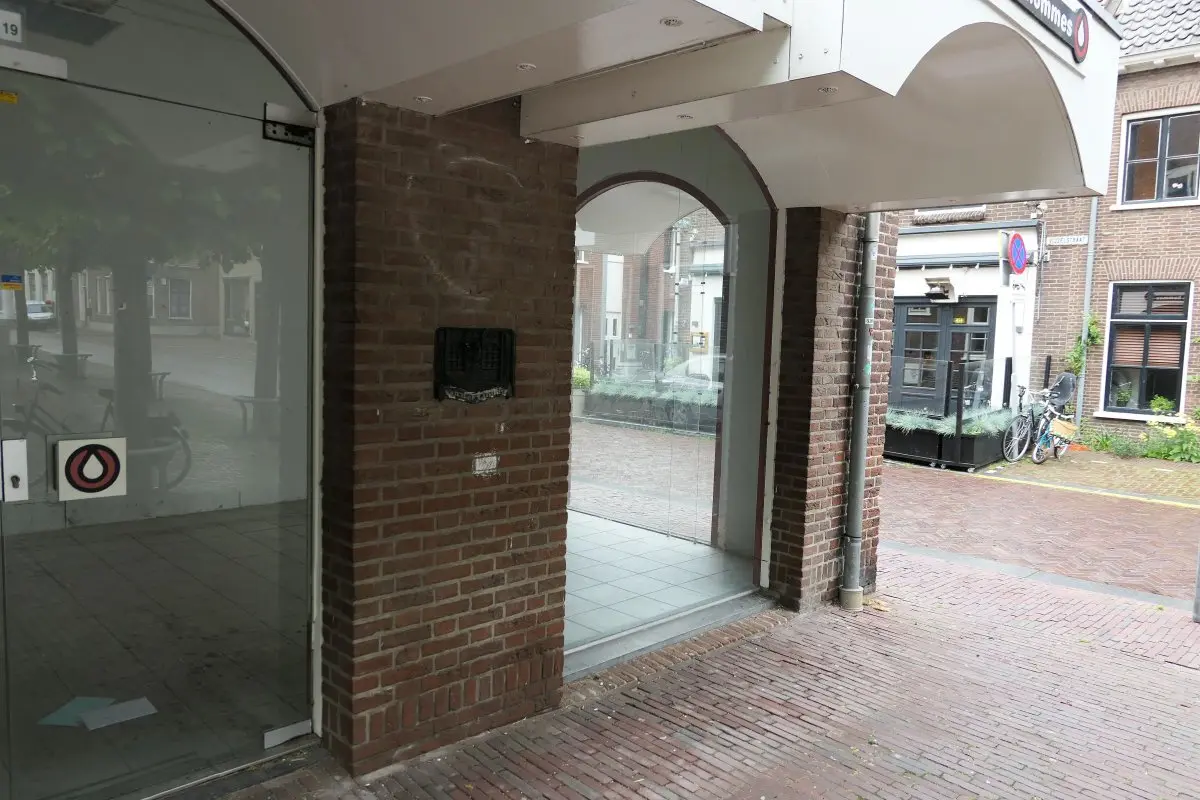 WA128 4 Gevelsteen Van der Linden Markt 19 JPG