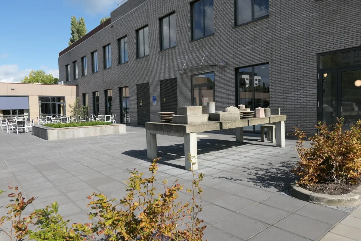 WA283 1 Betonnen tafel met servies Margriet Kemper Vakschool JPG