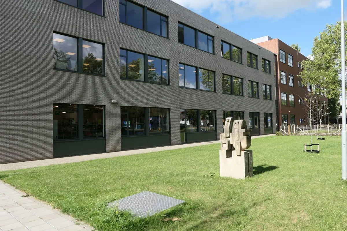 WA198 3 Sculptuur zt Vakschool Wageningen Marijkeweg Binnenhaven Van der Wagt JPG