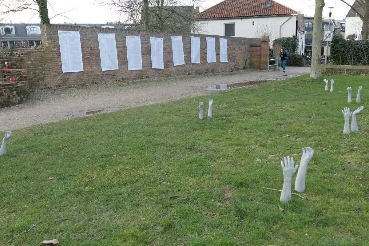 WA305 1 Herdenkingsmonument migranten Commemoration Action Torckpark 2022 JPG