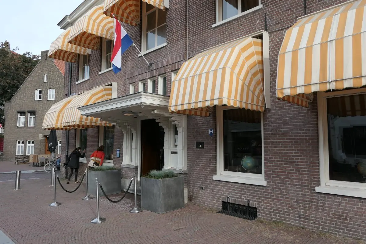 WA295 1 Anjermonument Hotel De Wereld 5 Meiplein Robbert Kamphuis 2021 JPG