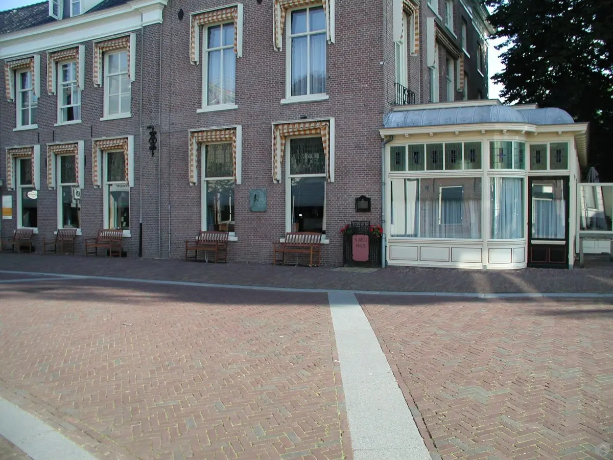 WA036 1 Plaquette en hekwerk Overgave 5 Meiplein Douwinga jpg