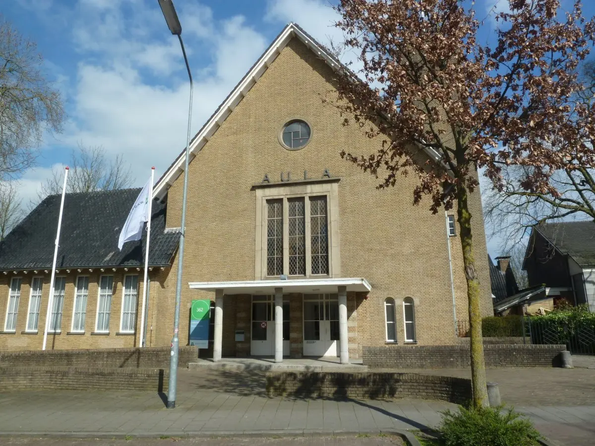 WA235 1 Gebrandschilderd raam voorzijde Aula JPG