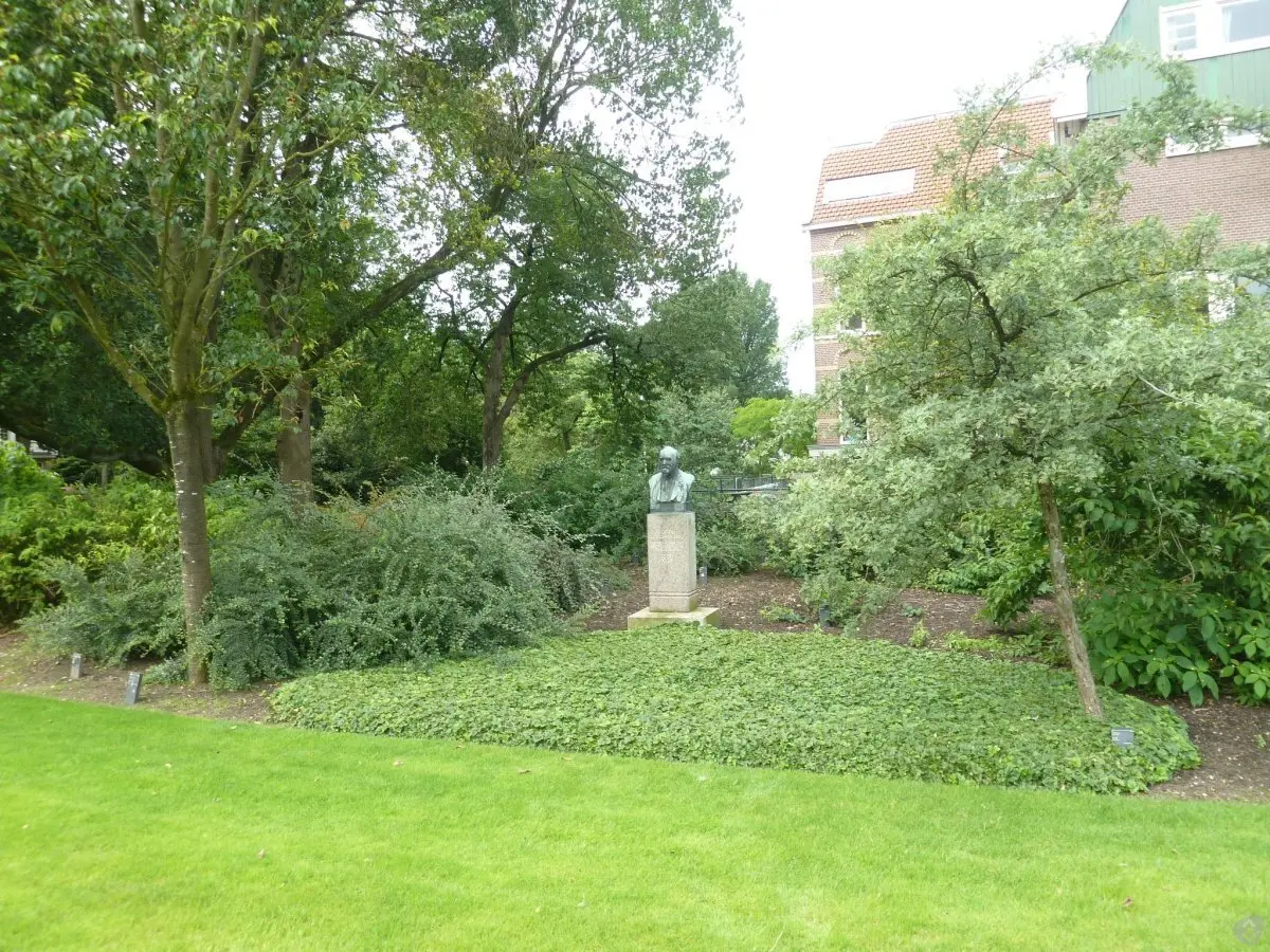 WA112 3 Ritzema Bos Borstbeeld Arboretum de Dreijen Falise JPG