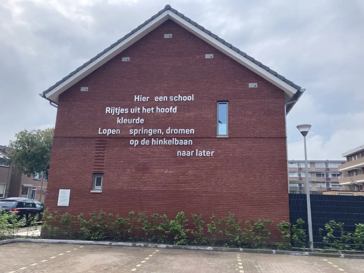 WA318 1 Muurgedicht Ireneschool Gravinnestraat hoek Westerhofseweg Schrijversharten Kamphuis Van Corven 2024 JPG