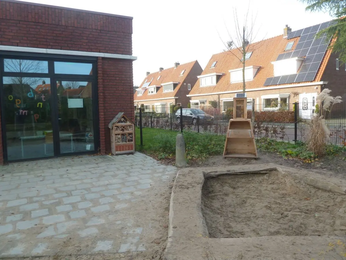 WA273 1 De Belatafel muzikaal bijenhotel De Bijenkorfschool Buurtseweg Kluizenaar Besten JPG