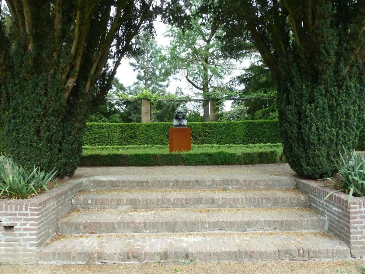 WA111 1 Linnaeus borstbeeld Arboretum De Dreijen Kruyer jpg