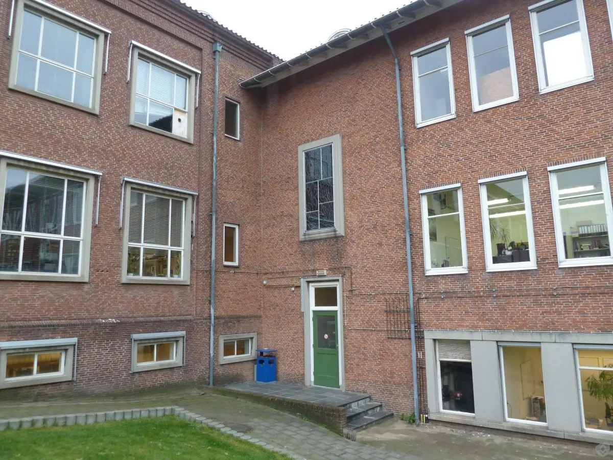 WA102 3 Glas in loodraam Figuur in Landschap Trappenhuis hoek binnenterrein Scheikunde Tuinlaan Marius de Leeuw jpg