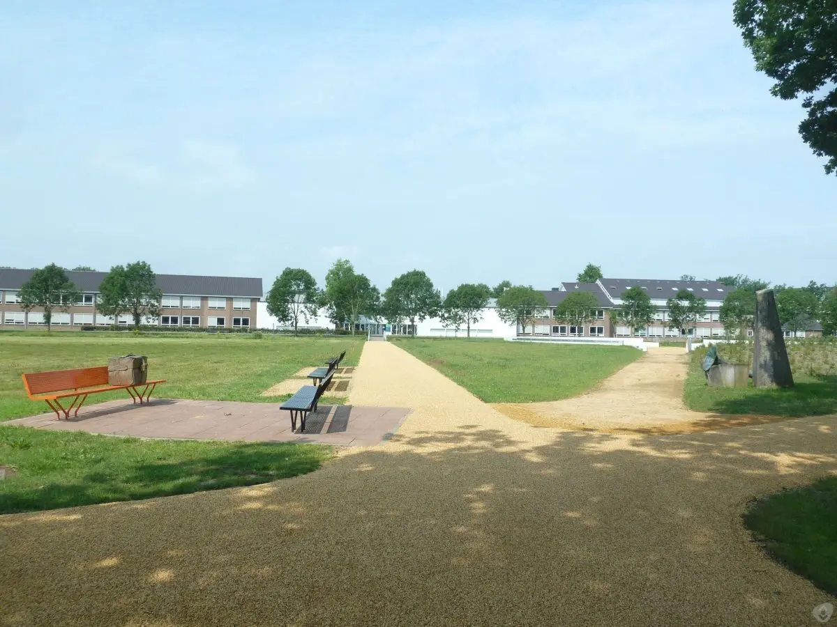 WA132 8 Gedachtebank Campus WUR west Stippeneng 2 Van der Spek JPG