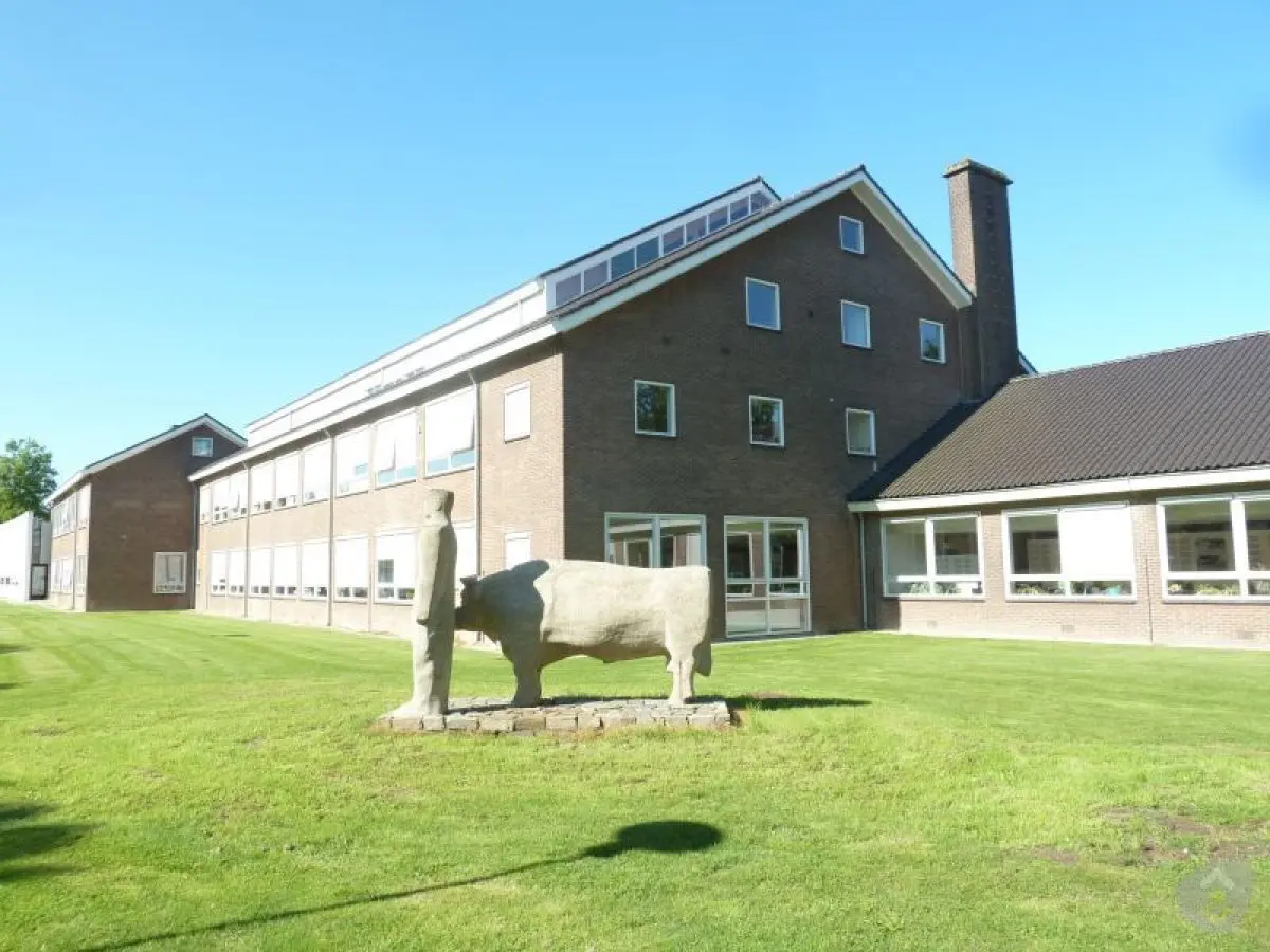 WA223 1 Man met Stier De Els 1 Campus west Willem Berkhemer JPG