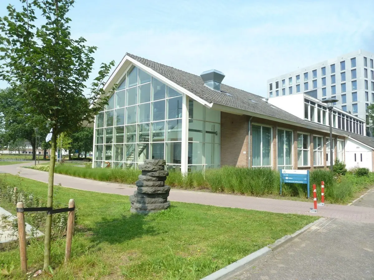 WA106 4 Steenplastiek Tectona Grandis Marinus Boezem Campus WUR west bij Futurum JPG
