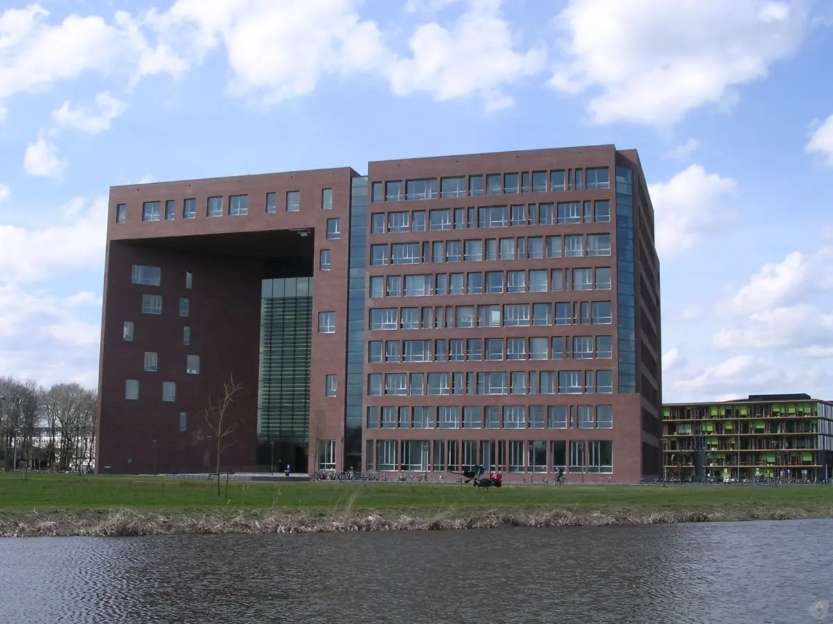 WA113 1 Een roos van staal Campus WUR midden Logister en Raemakers jpg