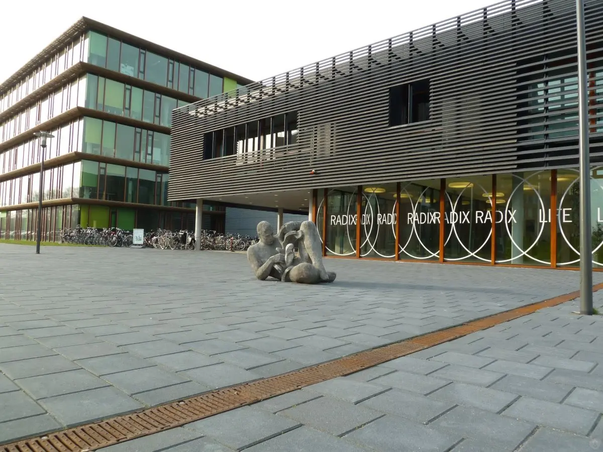 WA145 1 Liggende Figuur Campus WUR midden Van Kralingen jpg