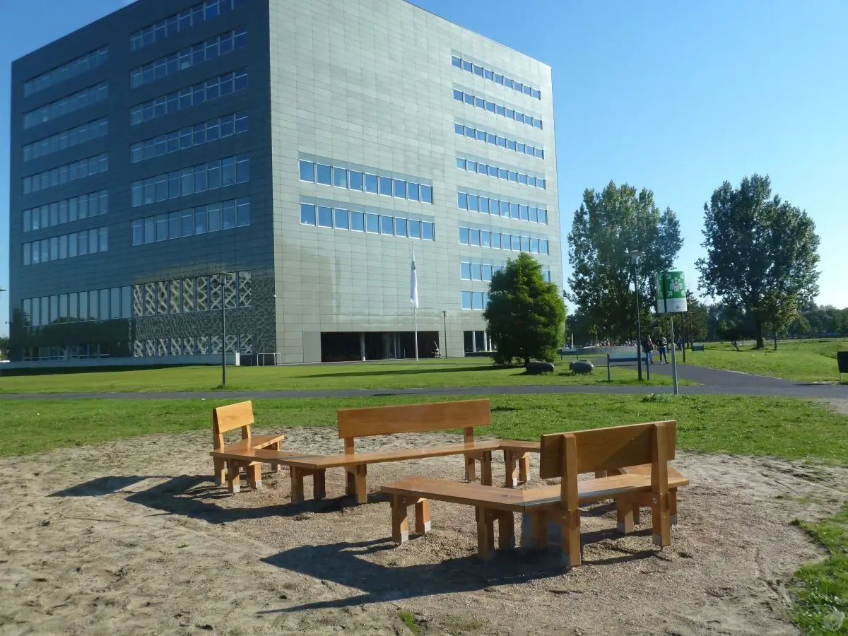 WA215 1 W Ugenoten bank WUR Campus midden Crum jpg