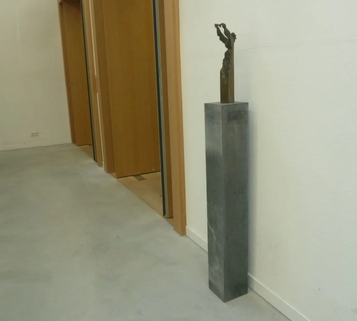 WA087 4 Brons Bevrijding 1945 1995 hal Stadhuis Markó Markov jpg
