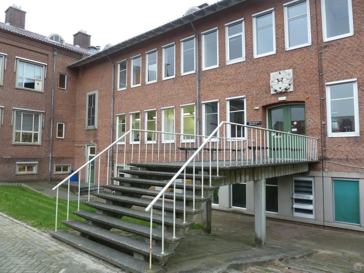 WA099 3 Gevelreliëf Porfyrine Scheikundegebouw binnenplein Dreijenlaan 4 6 Riemsdijk Rab jpg