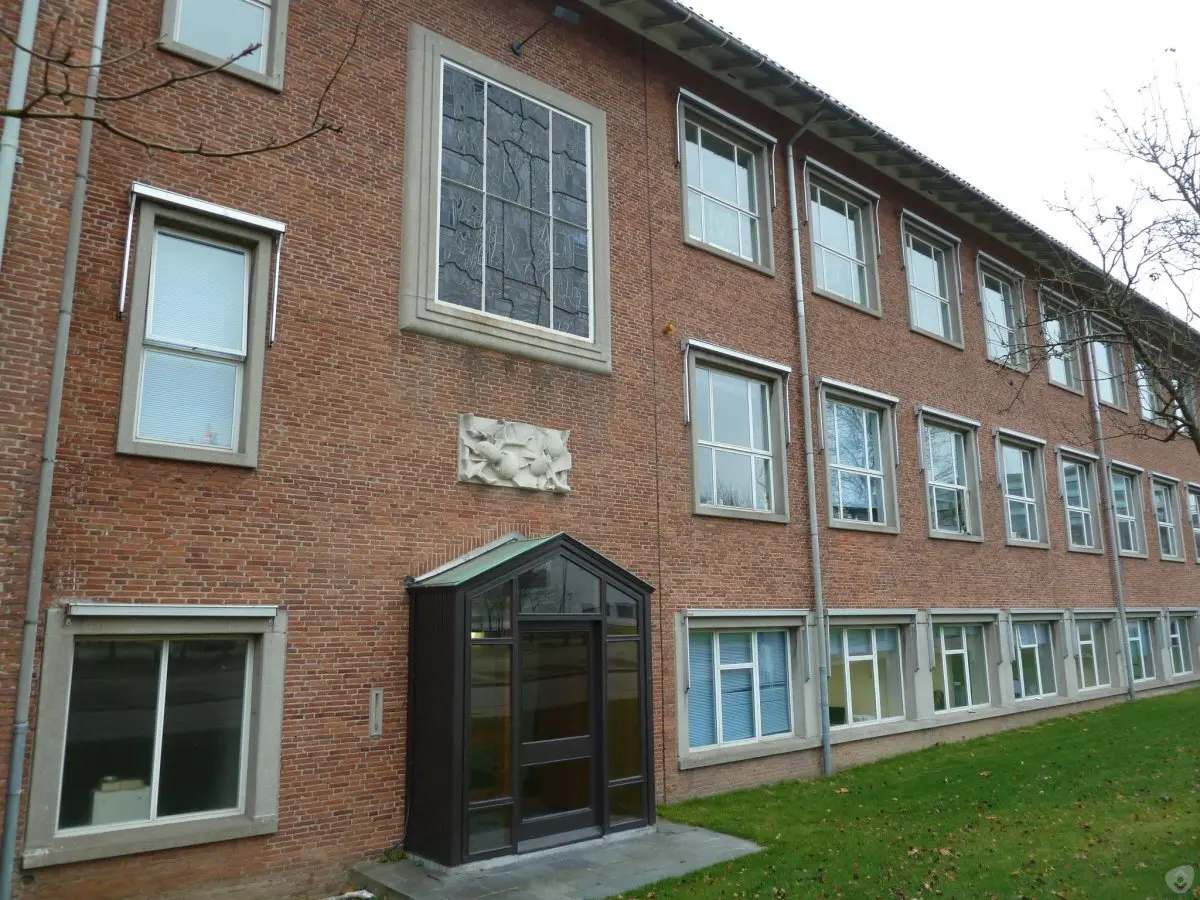 WA103 3 Gevelreliëf Mestkevers Dreijenlaan jpg