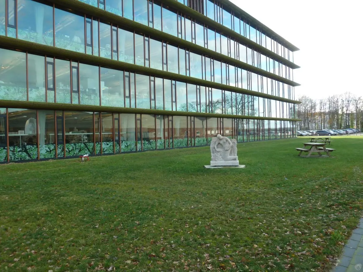 WA197 1 Gevelreliëf zt Knielende vrouw achter Radix Ooststeegzijde Locatie per najaar 2012 Onbekend jpg