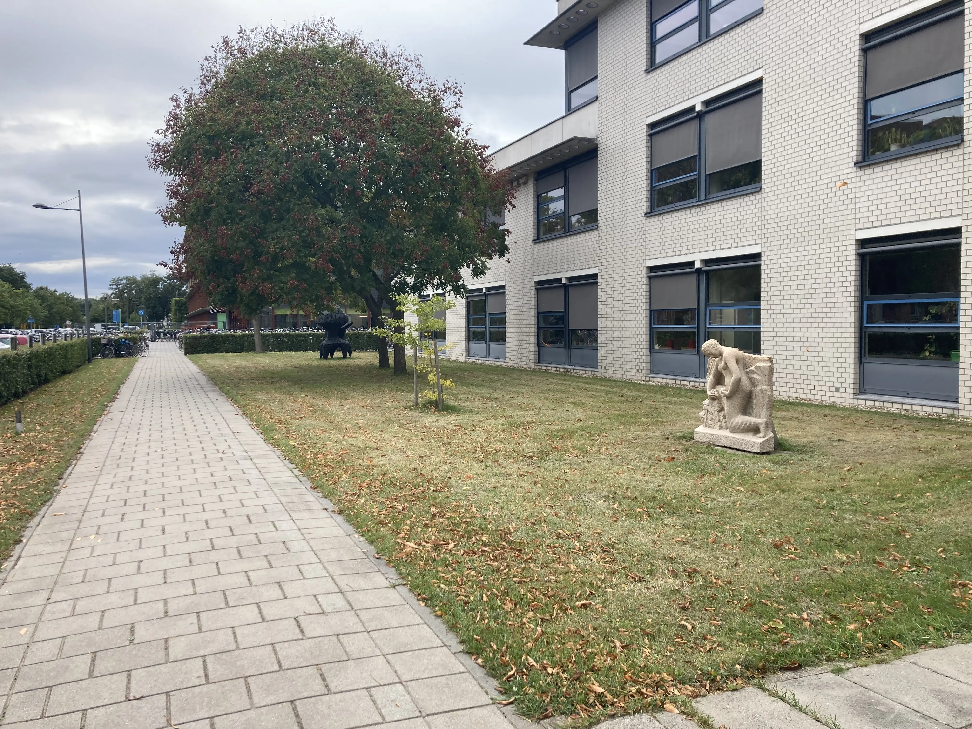 WA197 5 Gevelreliëf zt Knielende vrouw Radix Locatie per 2025 Fri Heil toegeschr